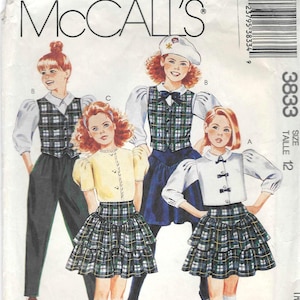 Peut inclure: Patron de couture McCall's 3833, taille 12, intitulé Easy Non-Stop Wardrobe. L'enveloppe présente des illustrations de quatre tenues incluant des gilets à carreaux, des jupes à volants, un chemisier jaune et un pantalon sombre.