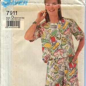 Op de afbeelding: Simplicity Patterns naaipatroon, maat O, met een vrouw in een bijpassende top en short set. De outfit heeft een witte achtergrond met kleurrijke abstracte vormen in rood, geel, groen en roze. Het patroonnummer is 7911.
