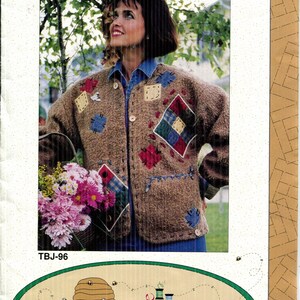 Op de afbeelding: Een vrouw draagt een bruine jas met kleurrijke patchwork-ontwerpen. De jas heeft knoopsluitingen en wordt gecombineerd met een spijkerblouse. De tekst "THREADY BARE JACKET" en "I'D RATHER STITCHING!" is zichtbaar.