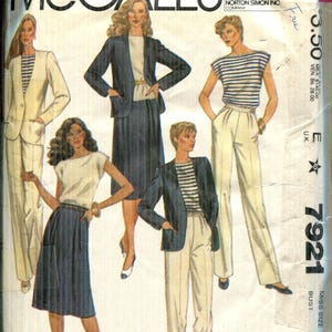 Puede incluir: Patrón de costura vintage de McCall's con diseños de moda femenina. La portada muestra varios conjuntos, incluyendo trajes, faldas y pantalones, con tops a rayas y blazers. El texto "JONES NEW YORK" es visible.