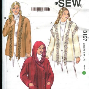 以下が含まれることがあります： Kwik Sew パターン 3197、女性用サイズ XS-XL。画像には、3 つの異なるコートのデザインのイラストが示されています。 1 つのコートは、フード付きのダブルブレストの赤いコートです。 他の 2 つは、フリンジ付きのオープンフロントジャケットです。