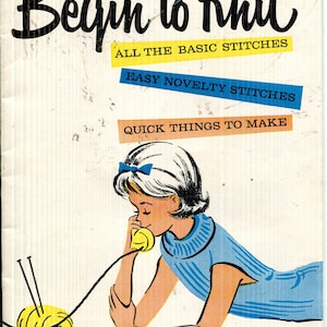 Puede incluir: Portada de libro de tejido vintage "Begin to Knit". La ilustración muestra a una mujer con un lazo azul, tejiendo con hilo amarillo. El texto incluye "All the Basic Stitches" y "Easy Novelty Stitches".