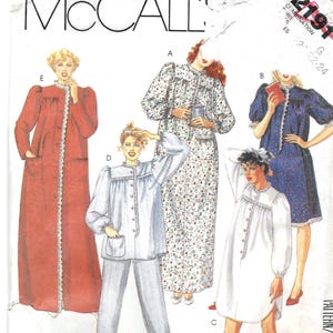 Könnte beinhalten: McCall's 2191 Schnittmuster mit Nachtwäsche-Designs. Das Muster beinhaltet einen langen roten Bademantel, ein Nachthemd mit Blumendruck, ein blaues Kleid, ein weißes Nachthemd und ein Pyjama-Set. Das Muster ist für die Größen ES 2 22-24.