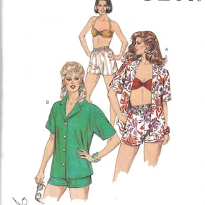 Può includere: Un modello di cucito vintage di Kwik Sew, modello 1420, con illustrazioni di tre diversi outfit: un completo corto verde, un completo corto a righe e un completo corto con stampa floreale con un top abbinato. Taglie XS-S-M-L.