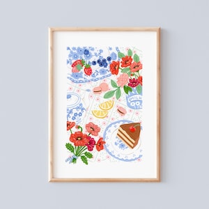 Puede incluir: Una impresión artística enmarcada con una colorida ilustración de una mesa. La obra de arte incluye una porción de pastel, flores, limones, arándanos, fresas y macarons. La paleta de colores incluye rojo, azul, blanco y amarillo.