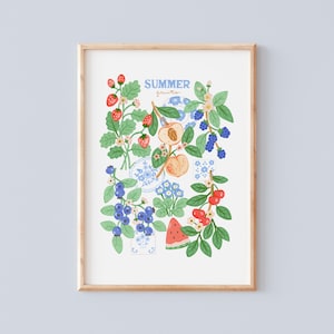 Puede incluir: Una impresión artística enmarcada con una ilustración de acuarela de frutas de verano. La obra de arte incluye fresas, melocotones, arándanos, cerezas y sandía, con la palabra "SUMMER fruits" en escritura azul. La impresión está en un marco de madera.