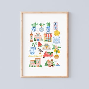 Puede incluir: Impresión en acuarela enmarcada con ilustraciones italianas. Incluye una iglesia, un coche, limones, una gaviota y la palabra "Limoncello". La obra de arte está en un marco de madera clara, sobre un fondo gris claro.