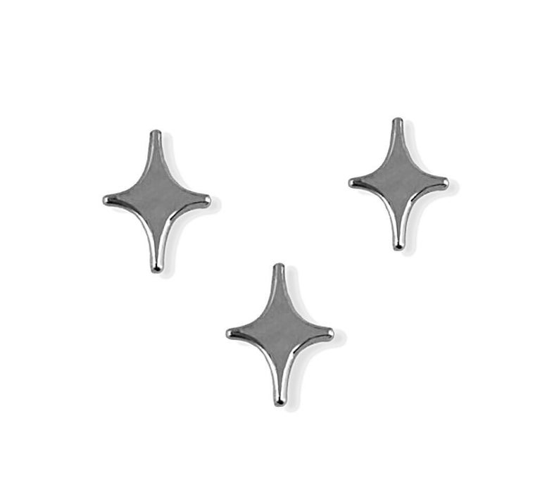 Może przedstawiać: Trzy srebrne kolczyki w kształcie gwiazdy. Kolczyki są małe i delikatne.