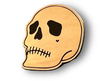 Gouden schedel emaille pin: punk-goth tattoo flash art (1 inch)