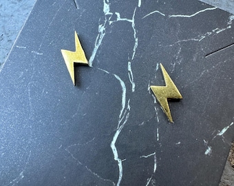 Gouden bliksemschicht oorbellen studs messing gothic middeleeuwse sieraden punk