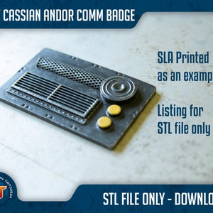 Pode incluir: Um modelo impresso em 3D de um distintivo de comunicação Star Wars Cassian Andor. O distintivo é cinza e preto com um alto-falante circular e dois botões amarelos. O texto "SW CASSIAN ANDOR COMM BADGE" está na parte superior da imagem. O texto "SLA Printed as an example" está do lado direito da imagem. O texto "Listing for STL file only" está abaixo do distintivo. O texto "STL FILE ONLY - DOWNLOAD" está na parte inferior da imagem.