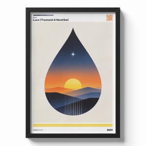 Può includere: Stampa artistica incorniciata con un paesaggio stilizzato a forma di goccia. L'opera raffigura un tramonto con un sole giallo, montagne arancioni e blu e un cielo stellato. Il testo in alto recita "Elisa Luce (Tramonti A Nord Est)".