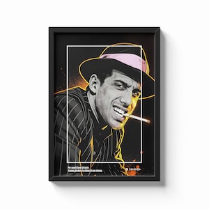 Puede incluir: Impresión artística enmarcada que presenta una ilustración estilizada de un hombre con sombrero y cigarrillo. La obra de arte es en tonos negro, blanco y amarillo, con una banda rosa en el sombrero. Incluye texto italiano.