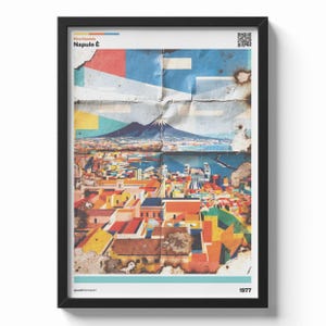 Può includere: Stampa artistica incorniciata raffigurante una colorata e astratta rappresentazione di un paesaggio urbano con una montagna sullo sfondo. La stampa include il testo "Pino Daniele Napule È" e l'anno "1977". L'opera è incorniciata in una cornice nera.