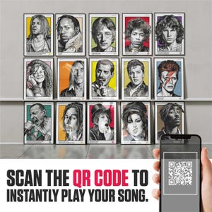 Può includere: Una collezione di stampe artistiche incorniciate con ritratti di musicisti iconici, tra cui Kurt Cobain, John Lennon e Amy Winehouse. Le stampe sono esposte su una mensola, con uno smartphone che mostra un codice QR in primo piano. Il testo recita: "SCANSIONA IL CODICE QR PER RIPRODURRE IMMEDIATAMENTE LA TUA CANZONE."