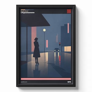Può includere: Una stampa artistica incorniciata con un'illustrazione stilizzata di una donna in piedi sotto un lampione in una città di notte. L'opera d'arte ha un'estetica retrò con una tavolozza di colori scuri, tra cui blu, rosa e neri. Il testo "L'Appuntamento" è visibile.