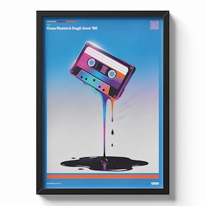 Può includere: Un poster incorniciato raffigurante una musicassetta con un design sfumato rosa, viola e blu. La cassetta sembra sciogliersi in una pozza nera sul fondo. Il testo include "Raf", "Cosa Resterà Degli Anni '80", un codice QR e "1989".