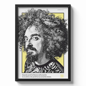 Può includere: Stampa artistica con cornice nera, con un ritratto in bianco e nero di un uomo con capelli ricci e barba, su sfondo giallo. Include testo italiano in basso.