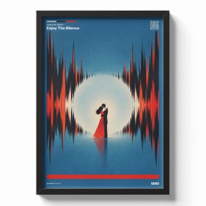 Può includere: Un poster incorniciato con sfondo blu, un cerchio bianco centrale e due figure che si abbracciano. Il design include motivi di onde sonore verticali rosse e nere, il testo Depeche Mode Enjoy The Silence e l'anno 1990.
