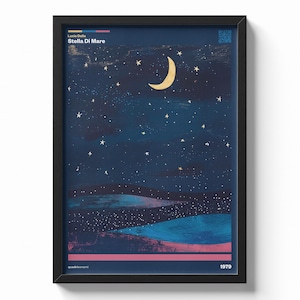 Può includere: Una stampa artistica incorniciata raffigurante un cielo notturno blu scuro con una luna crescente gialla e stelle bianche sparse sopra colline stilizzate blu scuro e rosa. Il testo riporta Lucio Dalla, Stella Di Mare, 1979 e quadrisonanti.