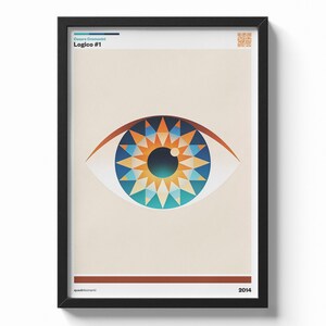 Può includere: Stampa artistica incorniciata con un design stilizzato di un occhio. L'iride è composta da forme geometriche blu, arancioni e gialle. Il testo "Cesare Cremonini Logico #1" e l'anno "2014" sono inclusi. Lo sfondo è color crema.