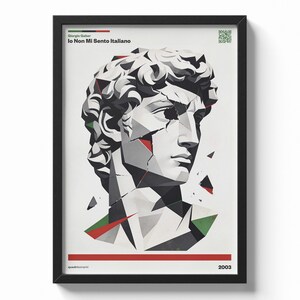 Può includere: Stampa artistica incorniciata con un'illustrazione geometrica di un busto classico. L'opera è principalmente grigia e bianca, con accenti rossi e verdi. Il testo in alto recita "Giorgio Gaber Io Non Mi Sento Italiano" e "2003" in basso.