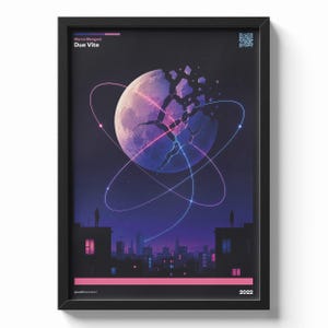 Op de afbeelding: Ingelijste kunstprint met een surrealistische nachtscène. Een gebarsten, gloeiende maan domineert de lucht, met neonlijnen en een stadsgezicht eronder. De tekst "Marco Mengoni Due Vite" staat bovenaan en "2022" onderaan.