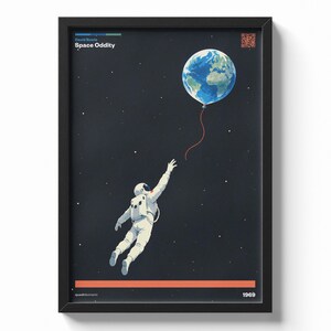 Può includere: Un poster incorniciato raffigurante un astronauta bianco che fluttua nello spazio scuro, tendendo la mano verso un palloncino a forma di Terra. Il testo recita David Bowie Space Oddity e 1969. Un sottile filo rosso collega l'astronauta al palloncino.
