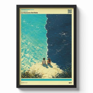 Puede incluir: Lámina artística enmarcada que representa una escena oceánica dividida con aguas turquesas y azul oscuro. La impresión incluye el texto "La Canzone Del Sole" y el año 1971. Dos figuras están sentadas en un acantilado con vistas al agua.