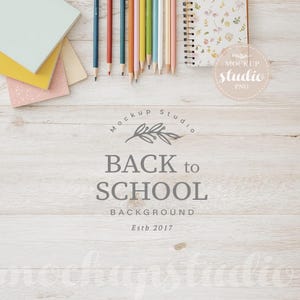 Tillbaka till skolan-scenmodell – platt lay för barnstil för produktvisning