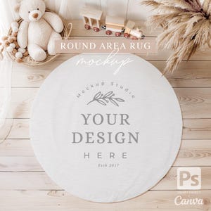 Puede incluir: Una maqueta de alfombra redonda blanca con el texto "ROUND AREA RUG mockup" y "Mockup Studio YOUR DESIGN HERE Estb 2017" en un suelo de madera clara.