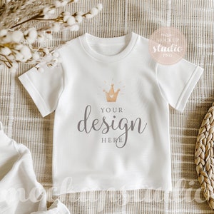 Maquette de t-shirt blanc pour enfants, téléchargement numérique de t-shirt pour tout-petits, style bohème minimaliste neutre, présentoir de vêtements unisexes pour enfants