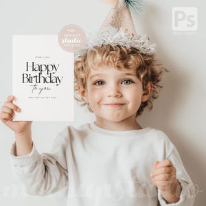 Bozza di invito per feste per bambini - Biglietto vuoto 5x7 in mano, PSD + PNG, estetica neutra per inviti stampabili per bambini