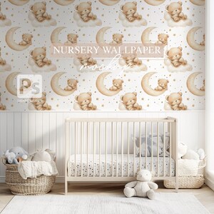 K&ouml;nnte beinhalten: Ein Kinderzimmer-Tapeziertisch-Mockup mit wei&szlig;em Hintergrund und einem sich wiederholenden Muster aus braunen Teddyb&auml;ren, die auf einem Halbmond mit goldenen Sternen schlafen. Die Tapete wird an einer wei&szlig;en Wand mit einem wei&szlig;en Kinderbett und einem wei&szlig;en Teppich davor gezeigt.