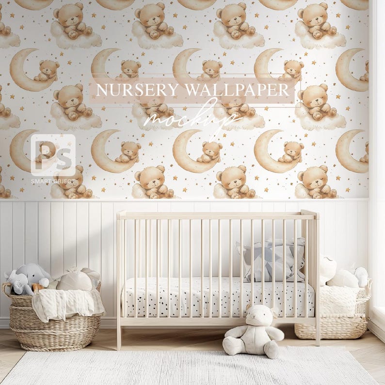 K&ouml;nnte beinhalten: Ein Kinderzimmer-Tapeziertisch-Mockup mit wei&szlig;em Hintergrund und einem sich wiederholenden Muster aus braunen Teddyb&auml;ren, die auf einem Halbmond mit goldenen Sternen schlafen. Die Tapete wird an einer wei&szlig;en Wand mit einem wei&szlig;en Kinderbett und einem wei&szlig;en Teppich davor gezeigt.