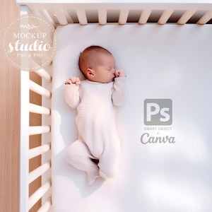 Peut inclure: Un lit bébé blanc avec un matelas blanc et un bébé qui dort dessus. Le bébé porte une combinaison blanche et a les yeux fermés. Le lit bébé est en bois et a une finition blanche. Le matelas est doux et confortable. Le bébé dort paisiblement.