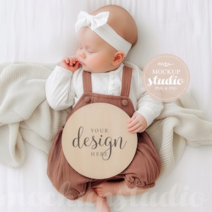 Mockup PSD di dischi in legno, Mockup di cartelli per foto di pietre miliari del bambino, Mockup di cartello in legno per neonati, Mockup di cartello regalo per baby shower