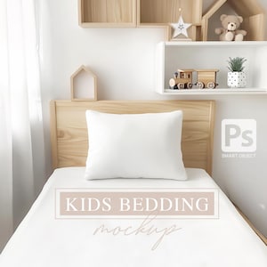 Könnte beinhalten: Weißes Bettwäsche-Mockup mit einem weißen Kissen auf einem Holzbettgestell. Die Bettwäsche befindet sich auf einem weißen Hintergrund. Der Text "KIDS BEDDING mockup" befindet sich auf der Bettwäsche.
