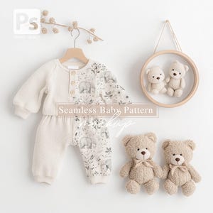 以下が含まれることがあります： 茶色のクマと花のプリントが施された白いベビーロンパース。ロンパースは木製ハンガーにかけられています。2匹の小さな茶色のテディベアが木製の輪の中にいます。画像には「シームレスベビーパターン」というテキストがあります。