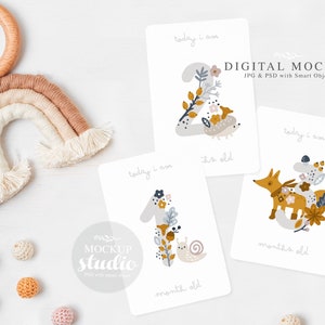 Mockup babymijlpaalkaarten, babymockup boho, PSD Smart Object-kaartenmodel, neutraal geslachtsbabykaarten, set van drie mijlpaalkaartenmodel