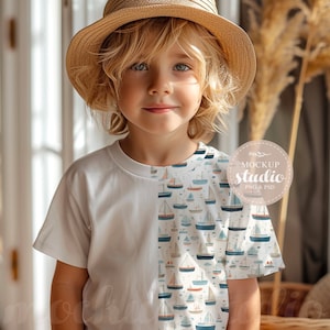 Maquette de t-shirt imprimé pour enfant, MAQUETTE de t-shirt blanc pour tout-petit, conception numérique de chemise vierge, modèle de chemise pour enfant objet intelligent PSD