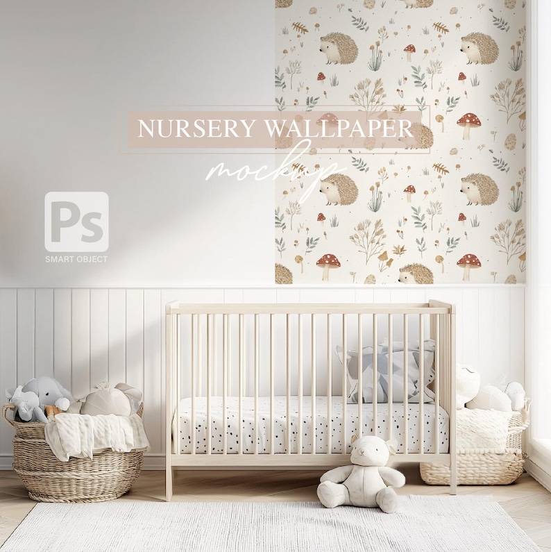K&ouml;nnte beinhalten: Ein wei&szlig;es Babybett mit einem wei&szlig;en und schwarzen gemusterten Laken, einem wei&szlig;en Teddyb&auml;r und einem Korb mit Stofftieren. Die Wand hinter dem Babybett ist mit einer Kinderzimmertapete dekoriert, die einen beigefarbenen Hintergrund mit braunen Igeln, roten Pilzen und gr&uuml;nen Bl&auml;ttern zeigt. Der Text "NURSERY WALLPAPER MOCKUP" ist in Braun an der Wand geschrieben.