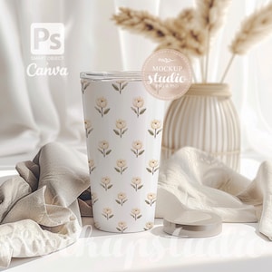 以下が含まれることがあります： 白い花柄のタンブラー。タンブラーには蓋が付いており、白い表面の上に置かれています。画像には「Canva」というテキストが表示されています。