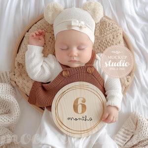 Maqueta PSD de discos de madera con hitos para bebés, maqueta de letreros fotográficos mensuales, maqueta de letrero de madera para recién nacidos, maqueta de letrero de regalo para baby shower