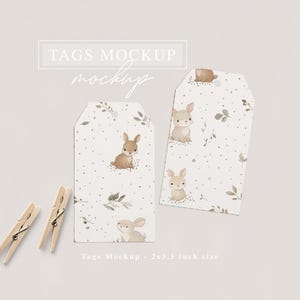Zwei weiße leere Geschenkanhänger MOCKUP, Einrichtung der minimalistischen Geschenkanhänger, 2x3,5 Danksagung Tags Mockup, Hochzeitsbevorzugung Mockup
