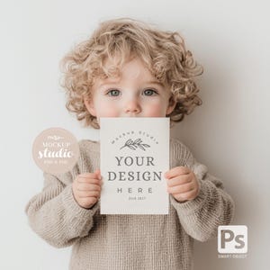 5x7 Karten Mockup mit Kleinkind Einladung, Vertikale Grußkarte PSD Vorlage, Realistisches Smart Objekt Mockup