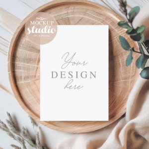 Mockup de convite de casamento Boho, mockup de cartão de objeto inteligente, mockup de cartão 5x7 minimalista, mockup de cartão de chá de bebê, mockup de cartão neutro