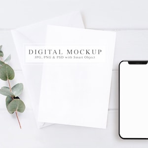 Mockup di carta e iPhone, Mockup trasparente, Mockup di carta filiale, Mockup di invito 5x7 e busta bianca, Mockup di carta e dispositivo