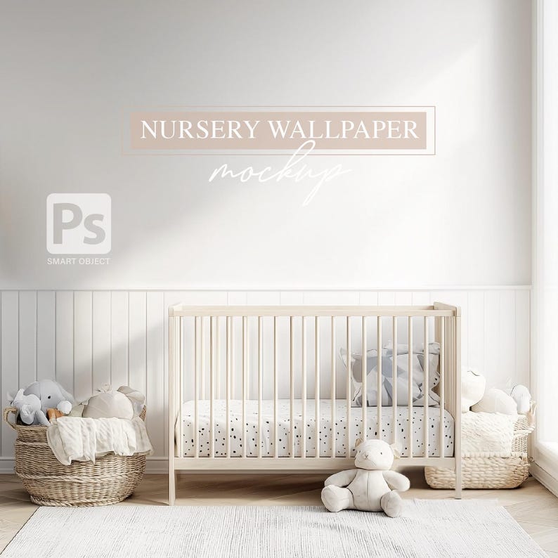 K&ouml;nnte beinhalten: Ein wei&szlig;es Babybett mit einem wei&szlig;en und schwarzen gemusterten Laken, einem wei&szlig;en Teddyb&auml;r und einem Korb mit Stofftieren. Die Wand hinter dem Babybett hat ein hellbraunes Rechteck mit dem Text "NURSERY WALLPAPER MOCKUP" in wei&szlig;.