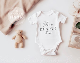 Baby White Onesie Mock up, Body bianco Mockup Boho, Clear White Onesie Mock up, Baby Flat Lay Mockup Fotografia Stock